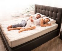 نصنع فراش بأيدينا: مطاط رغوي ، عظمي ، وسادة