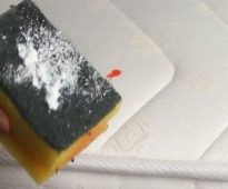 As formas mais eficazes de remover manchas de sangue frescas e velhas do colchão