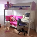 سرير بطابقين مع أريكة صغيرة