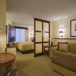 غرفة نوم وغرفة جلوس مشتركة داخلية