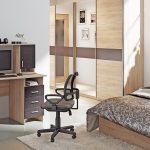 مكتب الكمبيوتر في غرفة النوم