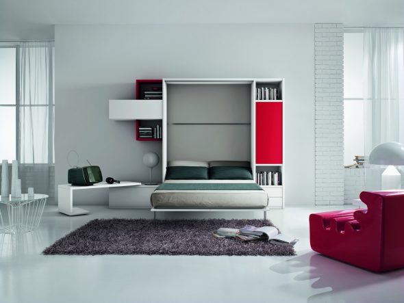 سرير قابل للطي بني في خزانة الملابس