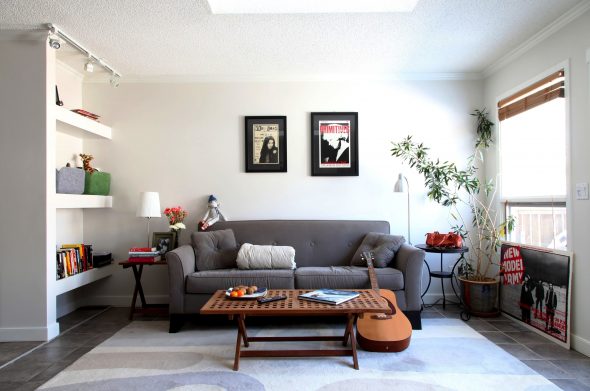 أريكة رمادية في المناطق الداخلية لغرفة النوم غرفة المعيشة