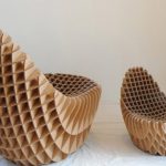 كرسي من الورق المقوى