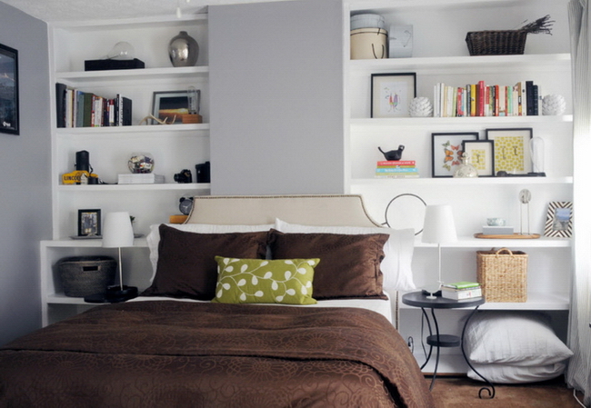 رفوف غرفة نوم بيضاء