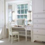 الجدول خلع الملابس في غرفة النوم من النافذة