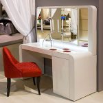 طاولة مكياج مع مرآة كبيرة
