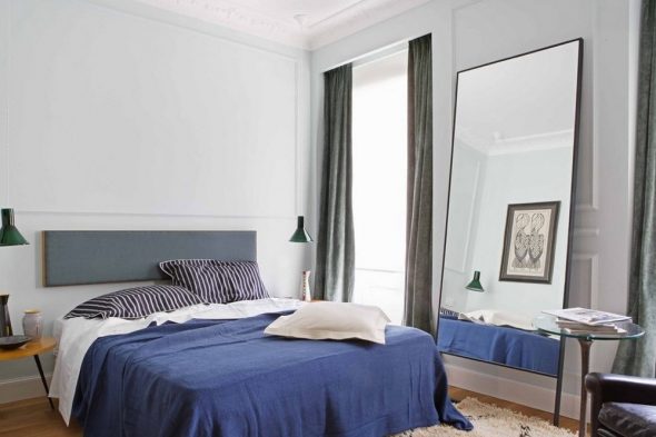 مرآة كبيرة مع الساقين في غرفة النوم