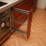 حامل زجاجة حمراء ضيقة