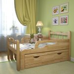 سرير مع جانب مصنوع من الخشب الطبيعي