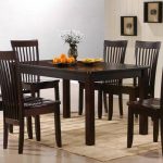 كراسي خشبية