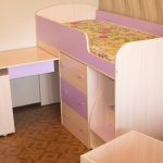 سرير الطفل الوردي