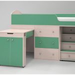 سرير الطفل الأخضر