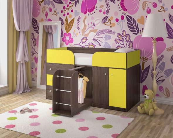 السرير البني في الحضانة