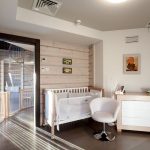 طفل رضيع في الداخل