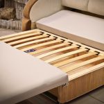 شرائح أريكة بأيديهم