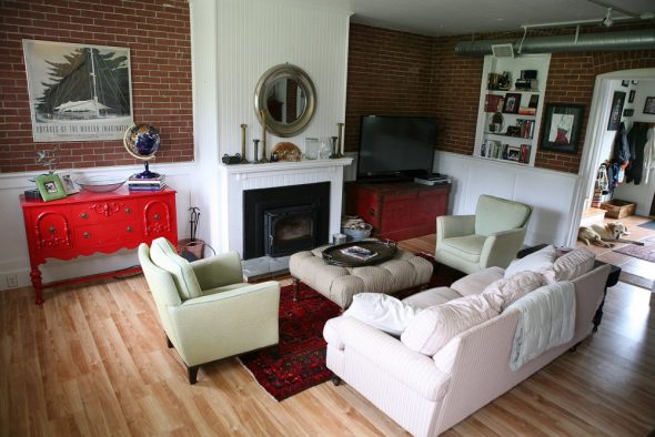 أريكة مع الكراسي