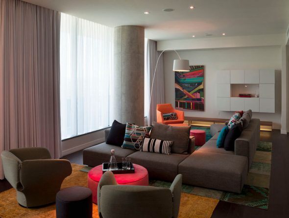 أريكة مع الكراسي والعثمانيين