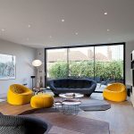 أريكة مع كراسي في غرفة المعيشة