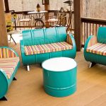 كراسي وطاولة من البراميل القديمة