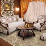 أريكة مع المطبوعات الأزهار