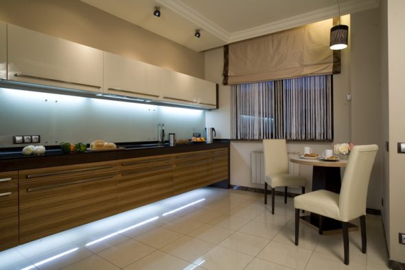 مطبخ التكنولوجيا الفائقة في الداخل