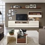 مصمم أثاث من الخشب والزجاج