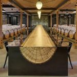 الجدول مصمم في الخشب والزجاج