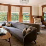 أريكة رمادية طويلة