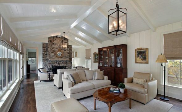 اثنين من الأرائك مع ظهورهم لبعضهم البعض