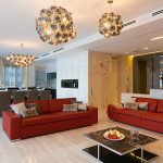 اثنين من الأرائك الحمراء