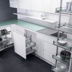 اثنين من السيدات زجاجة