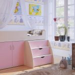 سرير وردي لفتاة مع مصدات