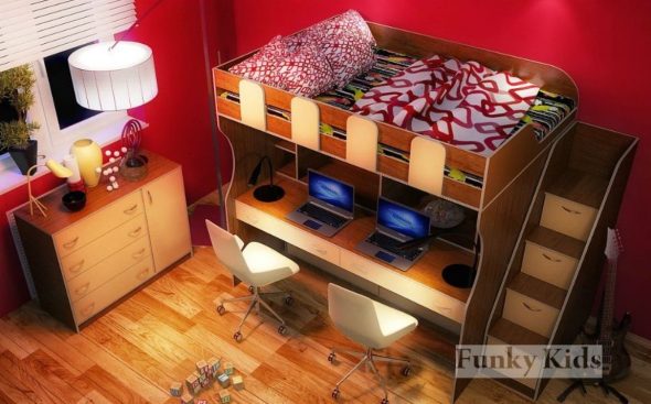 السرير مع طاولة الكمبيوتر في الحضانة