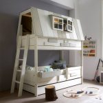 السرير المنزل مع الجانبين