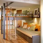 سرير بطابقين مع أريكة في الطابق السفلي