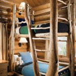 سرير بطابقين من الشجرة