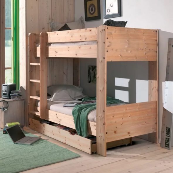 سرير خشبي في الحضانة