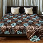 الصورة المفرش على السرير