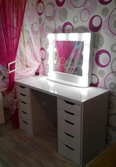 طاولة غرفة الملابس في غرفة النوم