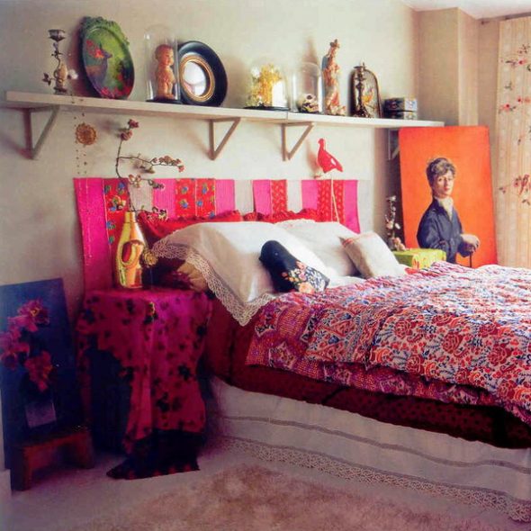 رفوف الأفكار فوق السرير