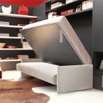 سرير وأريكة في خزانة