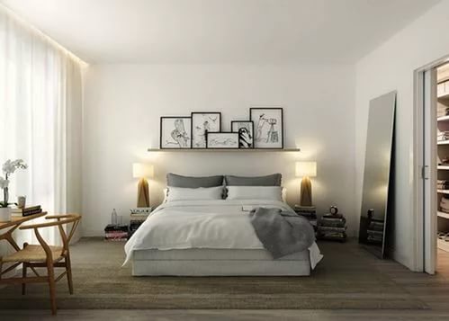 رف جميل فوق السرير تحت الصورة