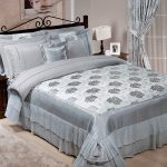 غطاء جميل على السرير بيديك