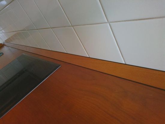 تحديد القاعدة إلى سطح عمل المطبخ