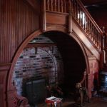 كراسي بذراعين ومدفأة تحت الدرج