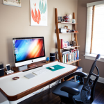 كرسي الكمبيوتر الأسود في المنزل