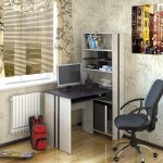 كرسي الكمبيوتر الرمادي