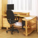 كرسي الكمبيوتر من الجدول