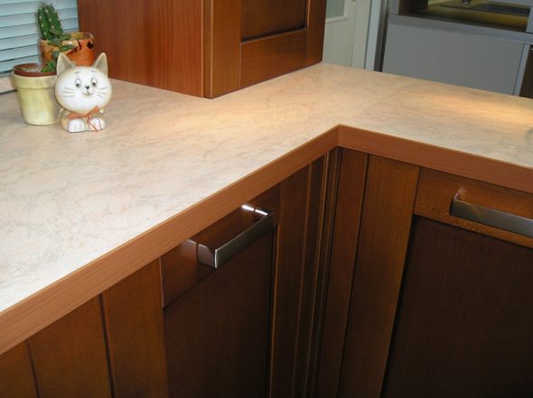 حافة الطاولة